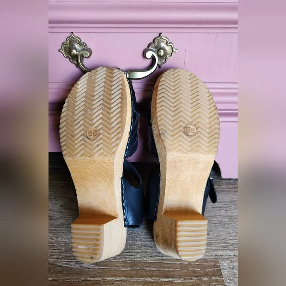 Leather and wood strappy sandals - Picture 2 of 4